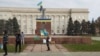 Жители на Херсон снимат флагове на Украйна и Европейския съюз в петък следобяд.