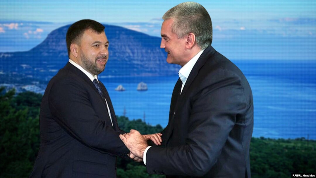 Колаж. Глава окупованого Криму, призначений Кремлем, Сергій Аксьонов (праворуч) і ватажок угруповання «ДНР» Денис Пушилін у Криму