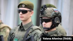 Нохчийчоьнан куьйгалхочун кIентий Эли, Ахьмад а (аьрру агIора аьтто агIоне) Оьрсийчоьнан президентан Путин Владимиран 70 шо кхачарна лерина Соьлжа-ГIалахь эскаран дIахIиттаршкахь, 2022-чу шеран гIадужу-бутт.