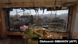 Oamenii se adună în fața unei școli avariate în urma unui atac rus la Odesa, pe 8 noiembrie 2024.