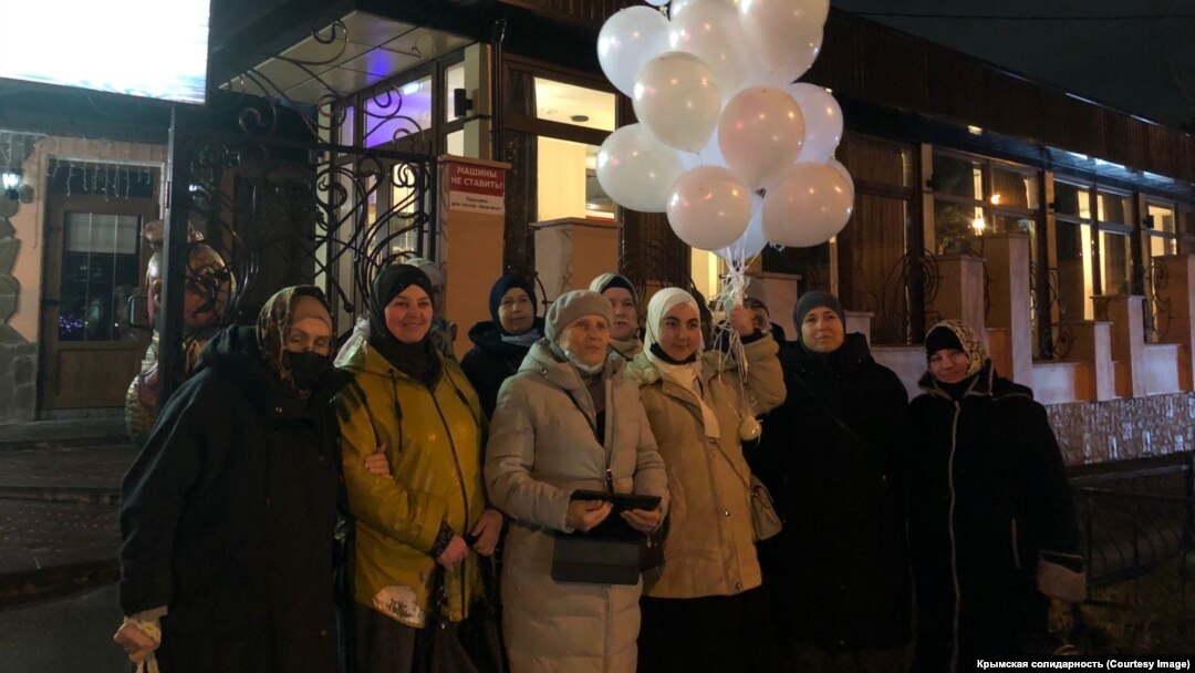 Активістки зустрічають Едема Семедляєва з ІТТ, вечір 23 листопада 2021 року