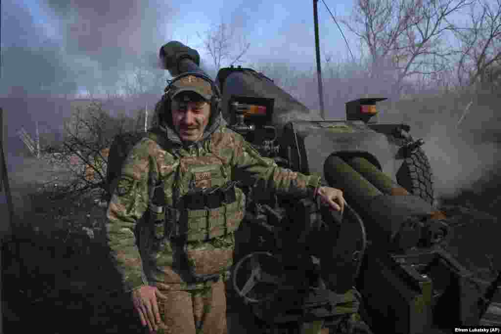 Український військовий 80-ї окремої десантно-штурмової бригади веде вогонь із гармати Д-30 по позиціях російських військ біля Кліщіївки. 2 березня 2024 року &nbsp; Головнокомандувач ЗСУ Сирський написав у Telegram цього дня: &laquo;Одним бригадам вдається стримувати ворожі атаки та тримати позиції, а іншим &ndash; ні&raquo; &nbsp;