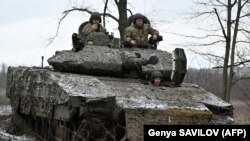 Ілюстраційне фото. Українські військові на бойовій бронемашині CV90 шведського виробництва в районі Бахмута, листопад 2023 року