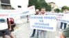 Під посольством у Празі мітингували чоловіки, яким не видають паспорти, 26 липня 2024 року