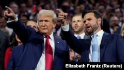 Donald Tramp (çepde) we onuň saýlawlar boýunça egindeşi JD Wense 