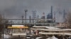 Deasupra rafinăriei Rosneft din regiunea rusă Riazan plutesc nori de fum de la un incendiu, 13 martie 2024