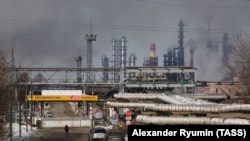 Deasupra rafinăriei Rosneft din regiunea rusă Riazan plutesc nori de fum de la un incendiu, 13 martie 2024