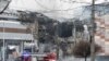 Екстрені служби працюють на місці російського ракетного обстрілу по торговельному центру в Дніпрі. Україна, 29 грудня 2023 року