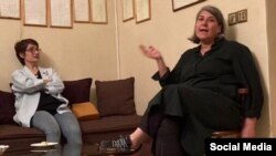 پرستو فروهر و نسرین ستوده در خانه فروهرها؛ پنج‌شنبه، ۲۵ آبان، عکس: رضا خندان
