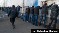 Архівна світлина. Російська поліція затримує трудових мігрантів під час рейду на овочевому складі у Москві 