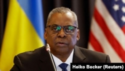 „Nu am nicio îndoială că se va întâmpla și am auzit că aproape fiecare țară din sală spune la fel”, a declarat secretarul american al Apărării, Lloyd Austin, după un summit de două zile al NATO dominat de o singură întrebare: când se va alătura Kievul alianței. 