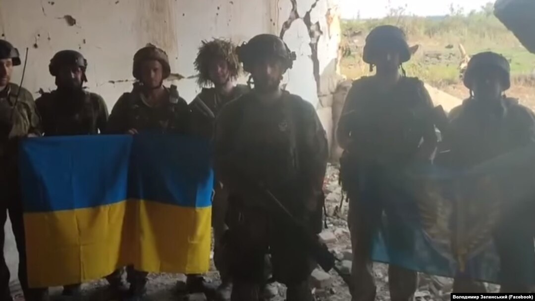 Украински войници се снимат в южното украинско село Старомайорск.