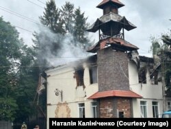 Зруйнована російською атакою міська ратуша у Білопіллі. 12 червня 2023 року