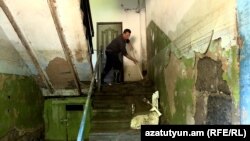 Ալավերդի համայնքի բնակիչը շքամուտքը մաքրում է ջրհեղեղի հետևանքներից, 28-ը մայիսի, 2024թ․
