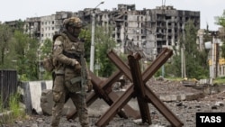Ukrainanyň gündogaryndaky Bahmut şäherinde duran "Wagner" hakyna tutma söweşijisi (arhiw suraty)