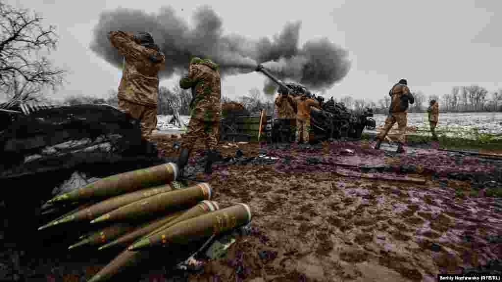 Украінскія войскі вядуць агонь з гаўбіцы, перададзенай заходнімі саюзьнікамі, у Данецкай вобласьці, 23 лістапада 2022&nbsp;