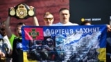 Олександр Усик позує під час церемонії зважування напередодні бою з британцем Даніелем Дюбуа. Вроцлав, Польща, 25 серпня 2023 року