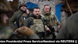 Președintele ucrainean Volodimir Zelenski vizitează o linie de front în regiunea Zaporojie, pe 4 februarie.