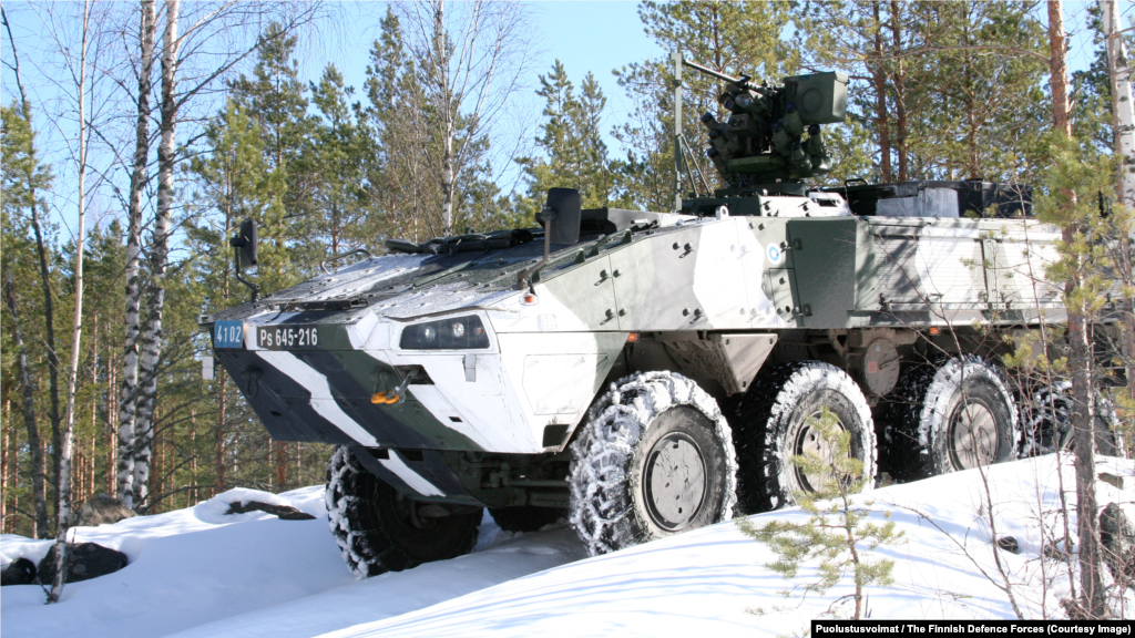Transportor blindat de trupe Patria XA-360 Acest vehicul de fabricație finlandeză dispune de un sistem de armament care poate lovi ținta de la distanță, de către un artilerist aflat în interiorul carcasei APC. Până la 11 soldați pot fi transportați în acest vehicul, care a fost proiectat pentru a putea „vâsli” prin mlaștinile Finlandei.