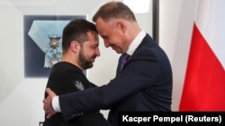 Президент Польщі Анджей Дуда вітає президента України Володимира Зеленського у Президентському палаці у Варшаві, Польща, 5 квітня 2023 рік