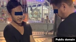 Даниел Ажиевди кармоо учуру. Үстүбүздөгү жумада кармалган кыздардан айырмаланып УКМК тараткан сүрөттө Даниел Ажиевдин көзү жабылган болчу.