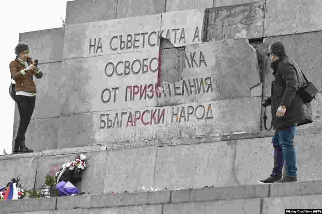 Cea mai recentă distrugere, de la baza monumentului, poate fi văzută în această fotografie din 23 februarie. Pe plăcuțele distruse este mesajul: Eliberatorilor din Armata Roșie - din partea poporului bulgar recunoscător.