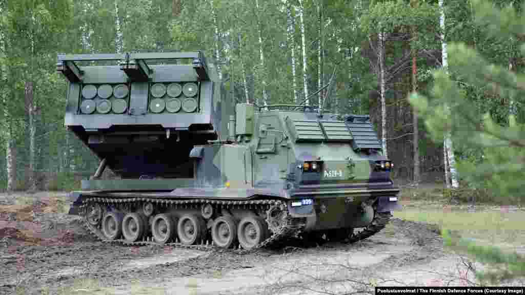 Lansatorul de rachete grele 298 RSRAKH 06 Acest lansator este cunoscut de către producătorul său american sub numele de M270 Multiple Launch Rocket System (sistem de rachete cu lansare multiplă). MLRS lansează aceleași rachete ghidate ca și lansatoarele montate pe camion, HIMARS, dar oferă o mobilitate mai mare pe terenuri accidentate și rachete cu o capacitate mai mare.