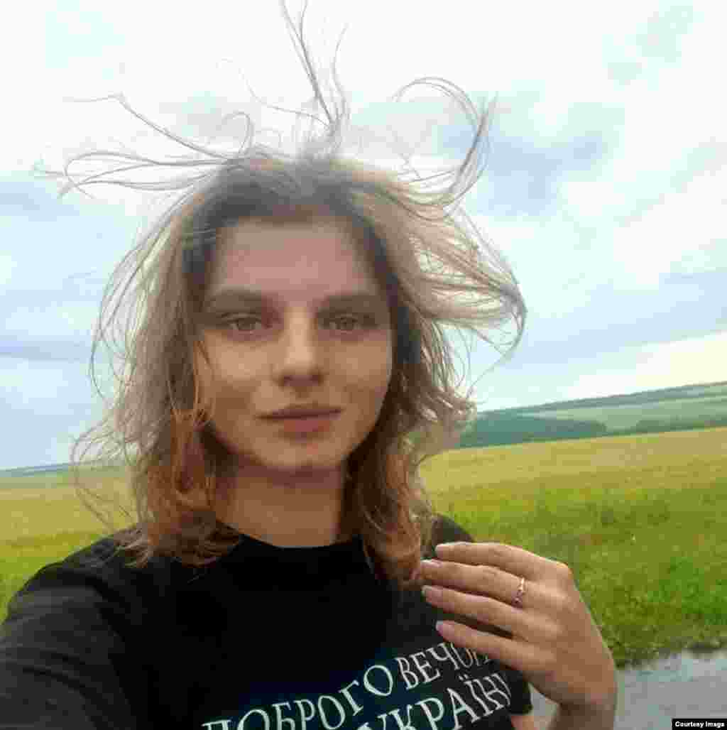 Un selfie postat de Rîhlițka, în iunie 2022. Omagii aduse medicului au curs pe Facebook. Un prieten își amintește: „Iana spunea cândva: În timp ce noi dormim, cineva moare pentru noi. Ieri a fost ea cea care a murit". O cunoștință care a întâlnit-o pe linia frontului scria că fusese poreclită „îngerul luptătorilor".