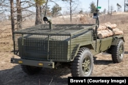 Un vehicul fără pilot care transportă încărcături în timpul testelor efectuate de organizația Brave1 din Ucraina.