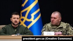  Președintele ucrainean Volodimir Zelenski (stânga) la numirea lui Vasîl Malîiuk (dreapta) la conducerea Serviciului de Securitate al Ucrainei -Kiev, 13 februarie 2023.