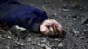 Unghiile vopsite în culori strălucitoare - patru erau roșii, iar a cincea avea o mică inimă violet mărginită de lac argintiu - au dezvăluit identitatea femeii.&nbsp;Irina Filkina, de 52 de ani, lucra la un centru comercial când a fost ucisă în Bucea, un oraș aflat la nord-vest de capitala Ucrainei, Kiev.