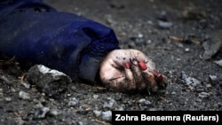 Femeia cu unghiile lăcuite de la Bucea, simbol al suferinței Ucrainei