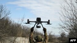 Dronele au fost folosite de ambele tabere în războiul din Ucraina. În imagine, un militar ucrainean pregătește lansarea unei drone înspre poziții rusești din Ucraina. Imagine cu caracter ilustrativ.