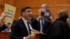 Președintele Alianței pentru Unirea Românilor (AUR), angajat într-un conflict în parlament cu senatoarea Diana Șoșoacă, ex-AUR.