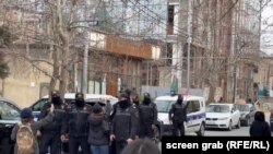 Поліція біля входу до редакції Toplum TV, Баку, 6 березня 2024