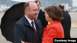 Ministrul Bogdan Aurescu s-a întâlnit sâmbătă cu omoloaga sa din Franţa, Catherine Colonna, cu ocazia escalei făcute în România de avionul care îl aducea pe preşedintele Franţei din China.