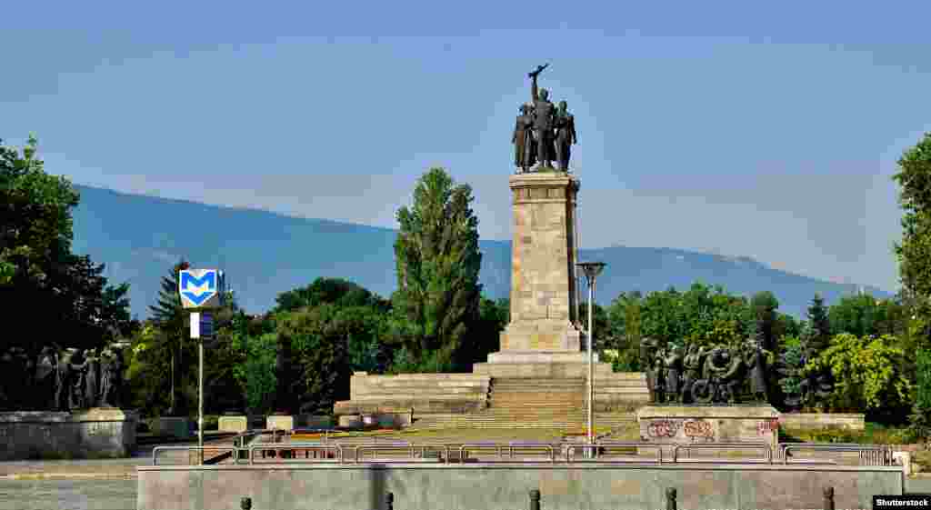 Monumentul din Sofia, în 2011. În centru se aflp un piedestal înalt de 37 de metri, în care un soldat sovietic este flancat de mai mulți cetățeni bulgari. Alte compoziții statuare pe aceeași temă militară sunt împrăștiate în întregul parc de lângă.&nbsp; Zona este de multă vreme un loc de adunare pentru activiștii de stânga. În ultimii ani, a devenit locul în care lumea și-a exprimat critica față de Kremlin.