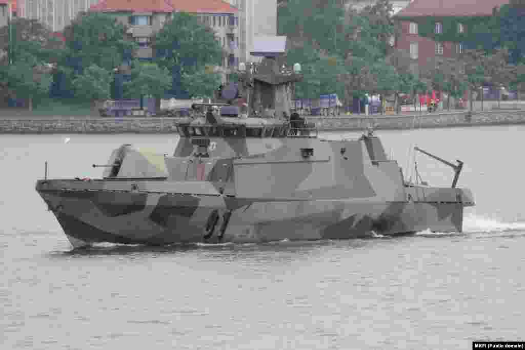 Nave lansatoare de rachete din clasa Hamina Patru dintre aceste ambarcațiuni de atac se află în prezent în serviciul Marinei finlandeze. Navele sunt fabricate din aluminiu și materiale compozite, ceea ce le face relativ ușoare și agile. Cu o gamă de arme precum rachete, un tun de artilerie și de adâncime, navele sunt, se pare, capabile să contracareze „amenințările din aer, de la suprafață și subacvatice”. Finlanda nu are o flotă de submarine.