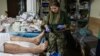 Ucraina -- Imagini care arată medicului de luptă Yana Rykhlitska la locul de muncă. Tânărul de 29 de ani a fost ucis pe 3 martie.