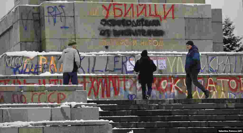 28 Februarie 2022: Monumentul este acoperit de mesaje precum „ucigașii”, în bulgară și engleză. Dezbaterea despre soarta monumentului durează deja de ani buni. 