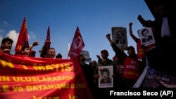 Membri ai sindicatelor strigă sloganuri în timpul sărbătorilor de Ziua Muncii în piața Taksim din Istanbul, Turcia, luni, 1 mai 2023, când le-a fost permis accesul în Piața Taksim. (AP Photo/Francisco Seco)