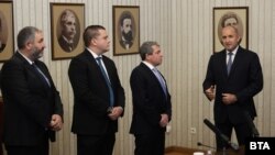 Bulgarian President Rumen Radev (right) receives the unfulfilled government mandate from ITN on August 5.