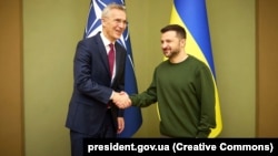 Президент України Володимир Зеленський і генсекретар НАТО Єнс Столтенберґ (ліворуч). Київ, 29 квітня 2024 року (фото ілюстративне)