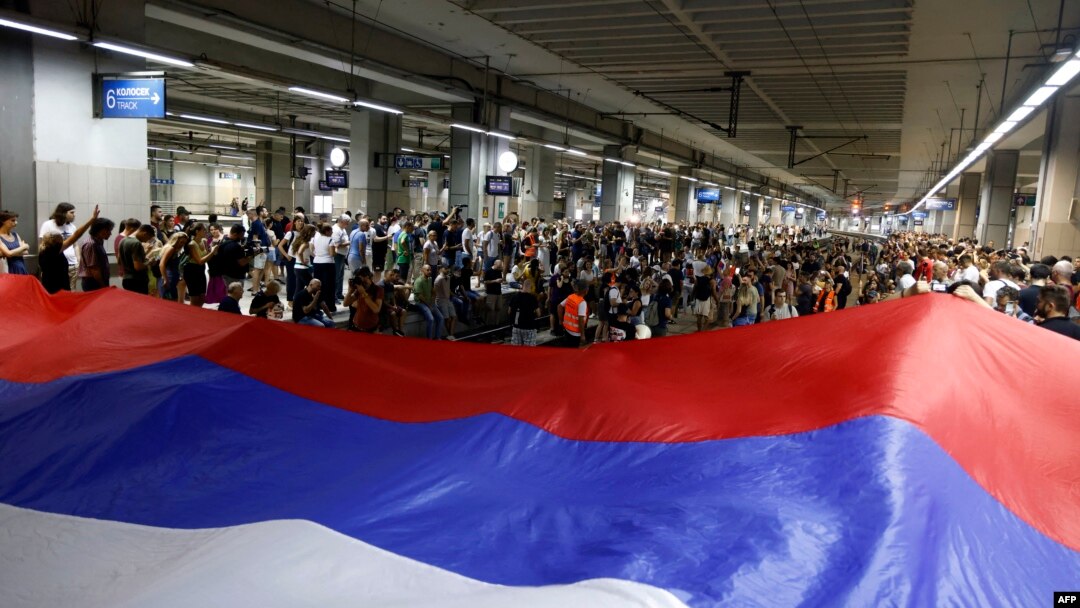 Демонстранти блокират линиите на главната жп гара в Белград в знак на протест срещу план на правителството на Сърбия за рестартиране на литиева мина на англо-австралийската компания Рио Тинто, 10 август 2024 г.