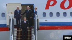 Vladimir Putin a ajuns, marți, la Teheran. El va avea discuții cu președinții Iranului și Turciei, pe tema războiului din Siria. Rusia, și Iran susțin regimului lui Bashar al-Assad, în timp ce Turcia îi sprijină pe rebeli, precizează France Presse.