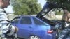 На выезде из Знаурского района сотрудники ГАИ проверяют автотранспорт – действует запрет на вывоз домашних животных и птицы