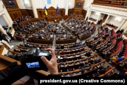 Ukrayina prezidenti Volodımır Zelenskıy Yuqarı Radanıñ er yıllıq muracaatınen çıqışta buluna. Kıyiv, 2022 senesi dekabrniñ 28-i