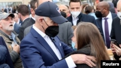 Ҷо Байден ҳангоми суҳбат бо паноҳҷӯёни украинӣ дар Лаҳистон 