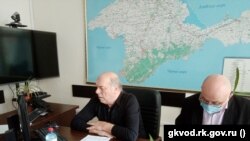 Підконтрольний Росії голова Держкомводгоспу Криму Ігор Вайль (ліворуч)