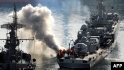 Захват корабля украинского военно-морского флота российскими военными моряками около города Севастополь, Крым, 25 марта 2014